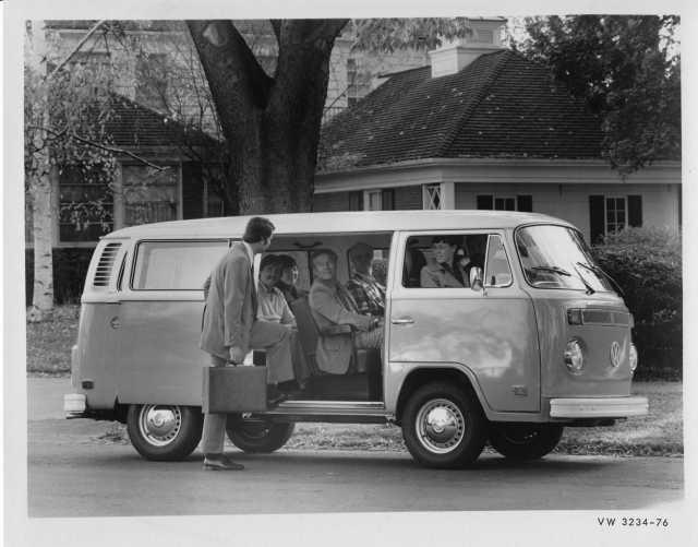 1976 VW Volkswagen Bus Station Wagon Van Press Photo and Release 0003