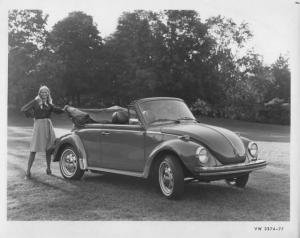 1977 VW Volkswagen Beetle Bug Convertible Press Photo and Release 0022