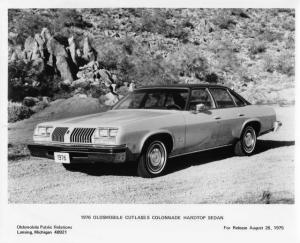 1976 Oldsmobile Cutlass S Colonnade Hardtop Sedan Factory Press Photo 0214