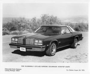 1976 Oldsmobile Cutlass Supreme Colonnade Hardtop Sedan Factory Press Photo 0215