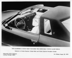 1976 Oldsmobile Cutlass Hatch Roof T-Top Factory Press Photo 0217