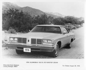 1976 Oldsmobile Delta 88 Hardtop Sedan Factory Press Photo 0218