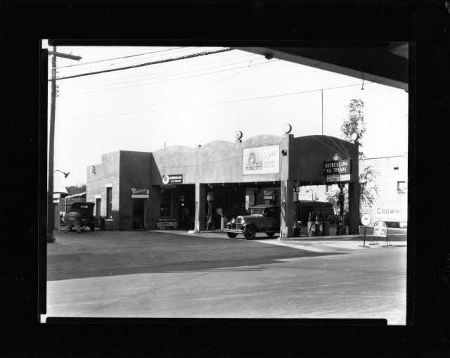 1920s Era Ford at Plaza Service Station on Magnolia Ave Photo 0124
