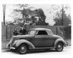 1937 Ford V-8 Cabriolet Press Photo 0127