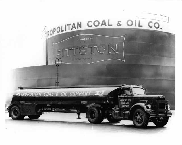 1940s White Oil Tank Truck Press Photo 0012 - Metropolitan Coal & Oil Company