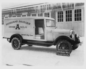 1920s REO Speed Wagon with Boyertown Body Press Photo 0004 - Highland Dairies