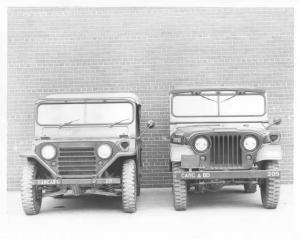 1959 Era Military Jeeps New vs Old w M151 A2 Left M38 A1 Right Press Photo 0044