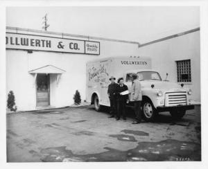 1954 GMC 303-24 Box Truck Truck Press Photo 0181 - Vollwerths & Co