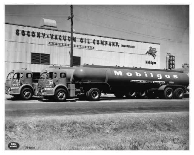 1950s White Truck w/ Tanker Trailer Press Photo 0020 Mobilgas Socony-Vacuum Oil