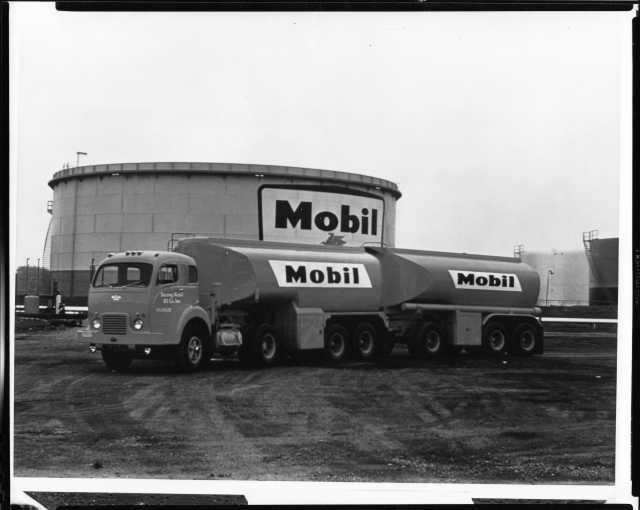 1950s White Truck with Tank Trailers Press Photo 0021 Mobil