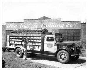 1940 White Coca Cola Bottle Truck Press Photo 0026 - Coke Newark Branch