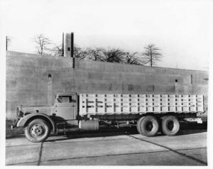 1948 Brockway 10-Wheel LWB Stake Truck with CHS Kelly Body Press Photo 0007