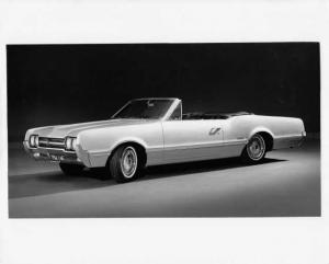 1966 Oldsmobile F-85 Cutlass Convertible Press Photo & Release 0250