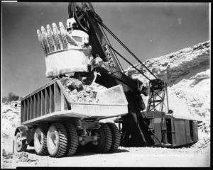 1951 Autocar DC-200 Dump Truck with Bucyrus Erie Shovel Press Photo 0029