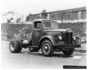 1956 Mack Diesel Truck Cab and Chassis Press Photo 0202