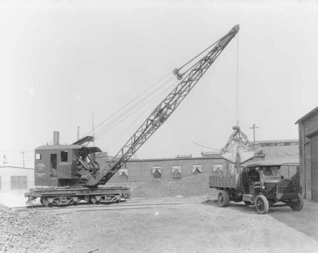 1920s Detroit Steel Casting Company Steam Shovel Loading Truck Press Photo 0016