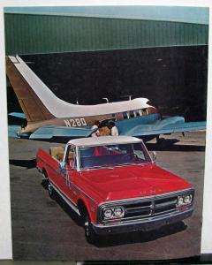 1970 GMC Color Dealer Sales Brochure Pickup Suburban Panel Stake Cab Chassis 70