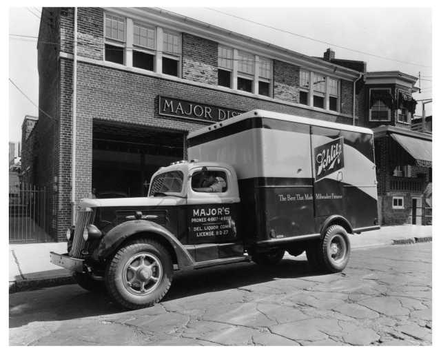 1940s White Box Truck Press Photo 0120 - Schlitz Beer