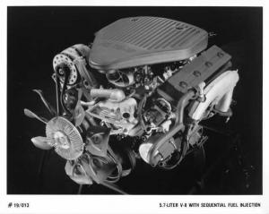 1994 Buick 5.7 Liter V-8 w/ Sequential Fuel Injection Engine Press Photo 0163