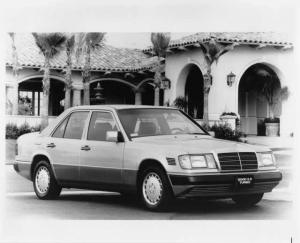 1991 Mercedes-Benz 300D Turbo Sedan Press Photo and Release 0009