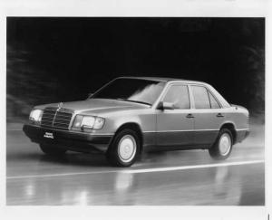 1991 Mercedes-Benz 300E 4Matic Sedan Press Photo and Release 0013