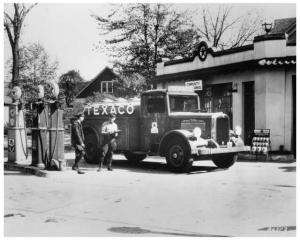 1930s GMC Texaco Tank Truck at Gas Station Press Photo 0300