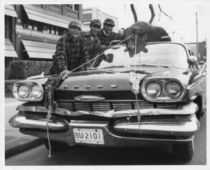 1961 Dodge Matador with 3 Hunters and a Bear Press Photo 0195