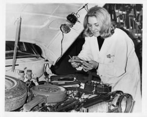 1971 Subaru Proper Way to Gap a Spark Plug Press Photo and Release 0050