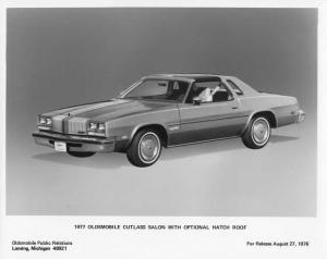 1977 Oldsmobile Cutlass Salon with Optional Hatch Roof Press Photo 0307