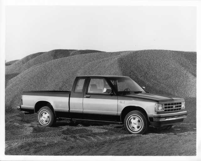 1985 Chevrolet S-10 Maxi-Cab Pickup Press Photo and Release 0506