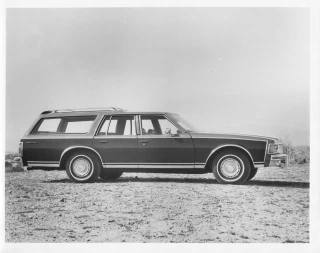 1977 Chevrolet Caprice Estate Station Wagon Press Photo and Release 0561