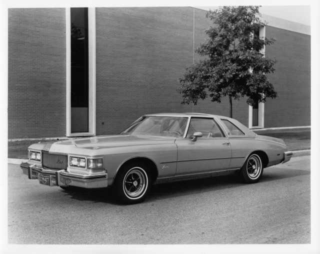 1975 Buick Riviera Press Photo and Release 0223