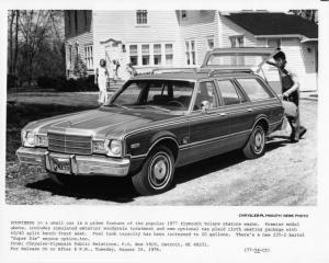 1977 Plymouth Volare Premier Model Station Wagon Press Photo 0133