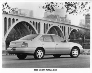 1998 Nissan Altima GXE Press Photo 0053