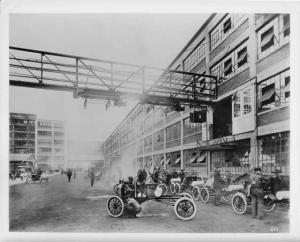 1914 Ford Model T Chassis Lowered to Ground Press Photo and Release 0444