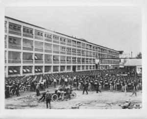 1913 Ford Model T Chassis Lined Up Outside Plant Press Photo and Release 0445