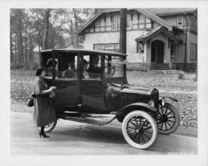 1922 Ford Model T Center Door Sedan Press Photo 0455