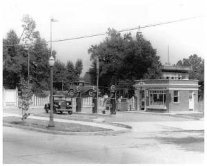 1927-1931 Ford Model A at Gulf Gas Service Station Press Photo 0458