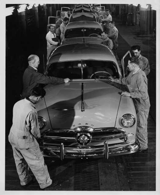 1949 Ford Cars Roll Off the Rouge Assembly Line Press Photo and Release 0579